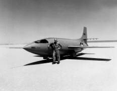 Chuck Yeager, pilote Américain Avec son Avion (Rue des Archives) - Muzeo.com