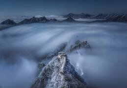 Des nuages en mouvement passent au-dessus de la Grande Muraille de Jian Kou (Yuan Cui) - Muzeo.com