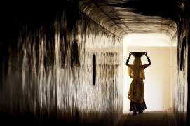 Femme dans un couloir de la forteresse d'Amber Jaipur, Inde (Patrick Hochner) - Muzeo.com