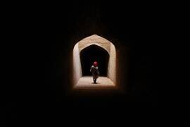 Femme descendant un escalier en Iran (Vincent Lecomte) - Muzeo.com