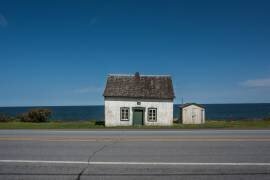 House on the road 132 GaspAcsie (Patrick Dessureault) - Muzeo.com