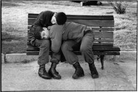 Istanbul, des soldats endormis sur un banc de parc (Lothar M. Peter) - Muzeo.com