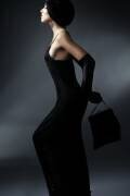 Jeune femme en robe noire avec chapeau, sac à main et gants (anonyme) - Muzeo.com