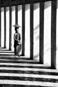 Jeune moine bouddhiste en route pour déjeuner, Mandalay, Birmanie / Myanmar (John Warburton-Lee) - Muzeo.com