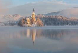 Lake Bled with the church and the castle on a calm winter morning (Ales Krivec) - Muzeo.com