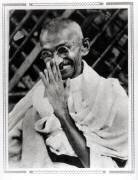 Le photographe montre Gandhi faisant un signe de la main à ses fidèles quelques heures avant qu'il soit fait prisonnier (anonyme) - Muzeo.com