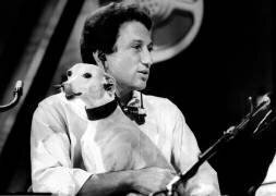 Le présentateur Michel Drucker Avec son chien Zaza (Rue des Archives) - Muzeo.com