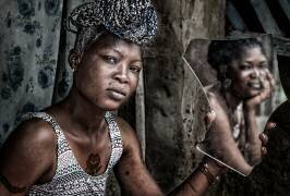Me and my friend at the hairdresser in the streets of Accra - Ghana (Joxe Inazio Kuesta) - Muzeo.com