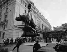Mise en place du Rhinocéros d'Alfred Jacquemart sur le parvis de Bellechasse (Musée d'Orsay) (anonyme) - Muzeo.com