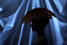 Modèle présentant une création du designer britannique John Galliano pour Christian Dior (François Guillot) - Muzeo.com