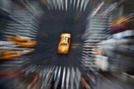 New York - Etats Unis, taxis jaunes sur la 8ème avenue (Michel Setboun) - Muzeo.com