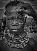 Painting the face of a karo tribe girl (Omo Valley-Ethiopia) (Joxe Inazio Kuesta) - Muzeo.com