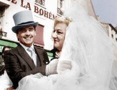 Parodie de mariage entre les humoristes français Thierry Le Luron et Coluche (Rue des Archives) - Muzeo.com