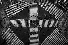People crossing (Koji Tajima) - Muzeo.com