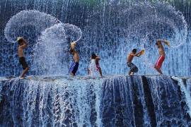 Playing with splash (Angela Muliani Hartojo) - Muzeo.com