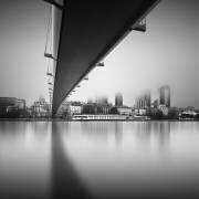 Quartier financier dans le brouillard (Ronny Behnert) - Muzeo.com