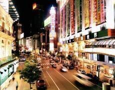 Scène de rue la nuit, Shanghai, Chine (Peter Alendahl) - Muzeo.com