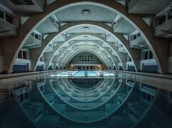 swimming @night (Renate Reichert) - Muzeo.com