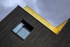The yellow balcony (Jef van den Houte) - Muzeo.com
