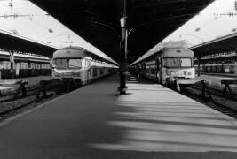 Trains en gare le 24 octobre 1985 (Rue des Archives) - Muzeo.com