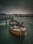Vieux bateau de pêche sous la pluie (Dan Larsson) - Muzeo.com