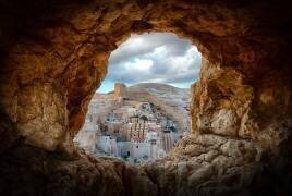 A hole in the wall (Ido Meirovich) - Muzeo.com