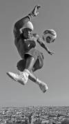 Aerial dance with a soccer ball (Rodrigo Marin) - Muzeo.com