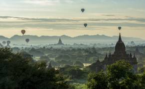 Balloons on temples (Mieke Suharini) - Muzeo.com