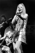 French Singer Sylvie Vartan on Stage in Paris January 21 (Rue des Archives) - Muzeo.com