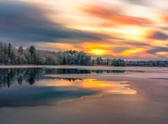 Ice slowly taking over the lake (Christian Lindsten) - Muzeo.com