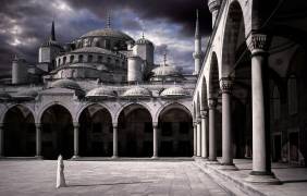 Lady and the mosque (Daniel Murphy) - Muzeo.com