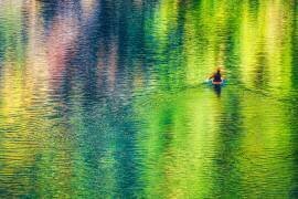 Lakes and canoes dyed in autumn colors (Yuusuke Hisamitsu) - Muzeo.com