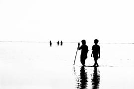 Les enfants à la pêche – Indonésie (Chrystèle Lacène) - Muzeo.com