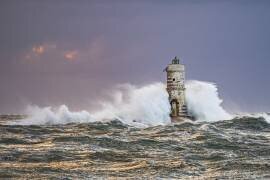 Lighthouse in storm (Cristiano Fois) - Muzeo.com