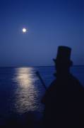 Man in top hat starring at the moon (Philippe Abergel) - Muzeo.com