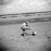 Mädchen mit Wasserball am Strand (anonymous) - Muzeo.com