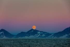 Moon over Arctic (April Badilles) - Muzeo.com