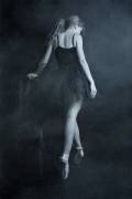 On tip toes (Olga Mest) - Muzeo.com