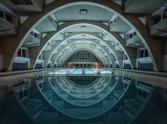 swimming @night (Renate Reichert) - Muzeo.com