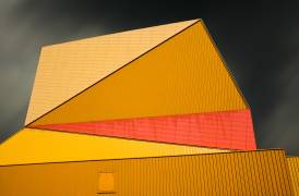 The yellow roof (Gilbert Claes ) - Muzeo.com