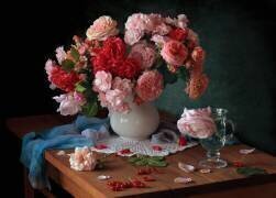 With a bouquet of roses and berries (Tatyana Skorokhod) - Muzeo.com