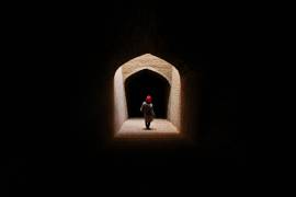 Woman descending stairs in Iran (Vincent Lecomte) - Muzeo.com