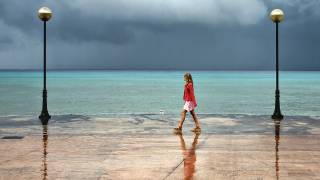 Woman walking in a rainy day (Txules) - Muzeo.com