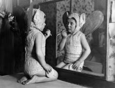 Un enfant se prépare à la répétition de la pantomime de Noël (anonyme) - Muzeo.com