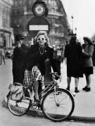 A young parisian woman  on bicycle in 1945 (Keystone) - Muzeo.com