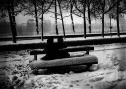 Amoureux sous la neige a paris en 1946 (Keystone) - Muzeo.com