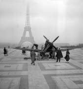 Bombardier place du Trocadéro pour le film 
