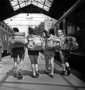 Campeurs avec de gros sacs à dos (Rue des Archives) - Muzeo.com