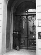 Couple se tenant dans l'entrée d'une maison (Herbert Hoffmann) - Muzeo.com