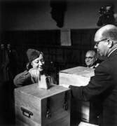 Élections générales et référendum en France (Rue des Archives) - Muzeo.com